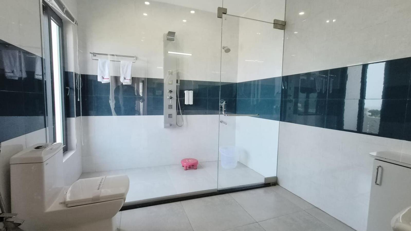 Vbrance - Luxury Boutique & Food Court 4* Puri